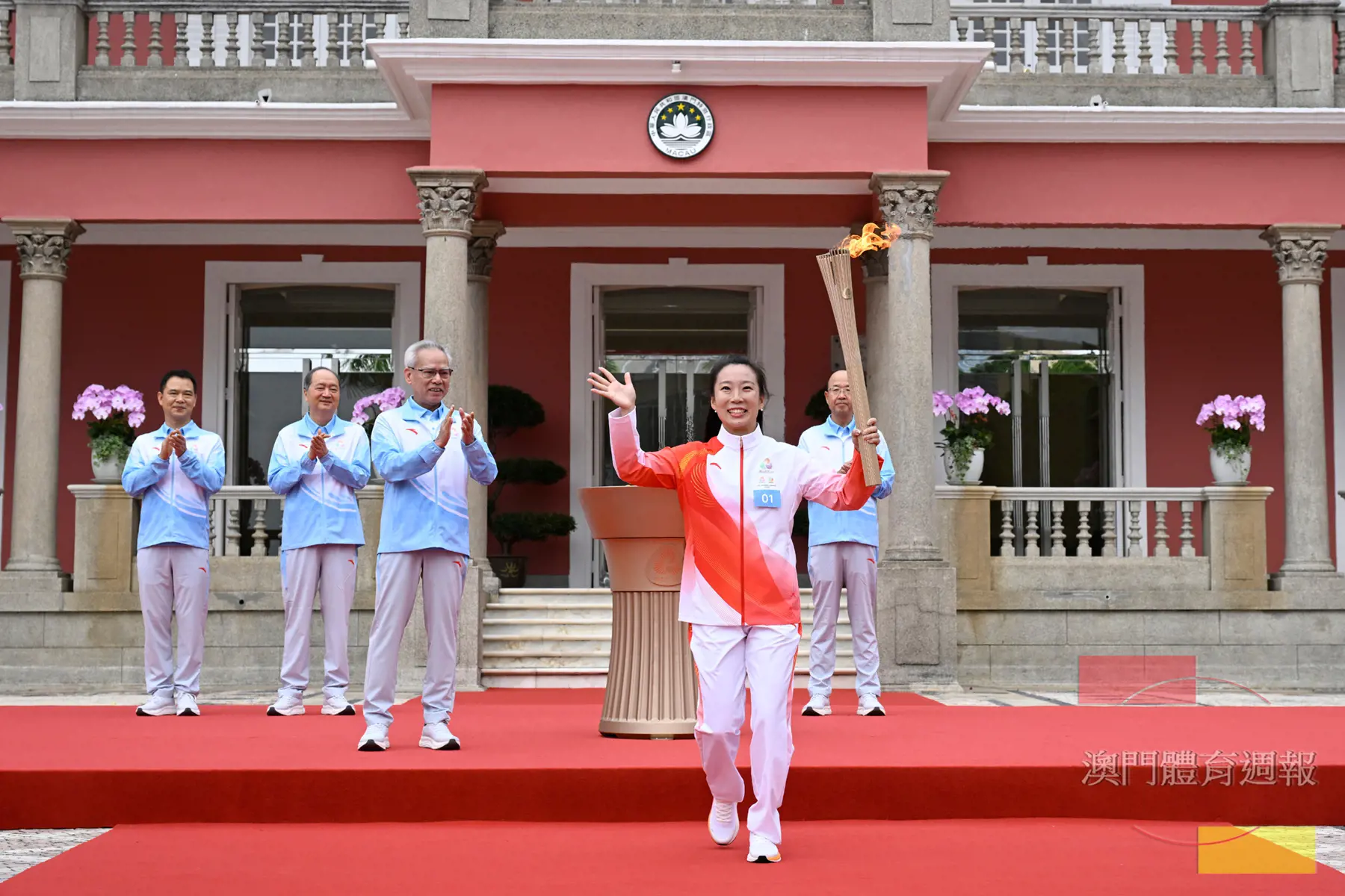 副3 李禕接過火炬後從政府總部出發.jpg